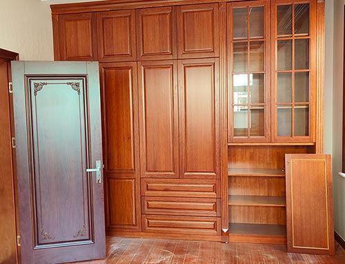 临漳中式家庭装修里定制的实木衣柜效果图